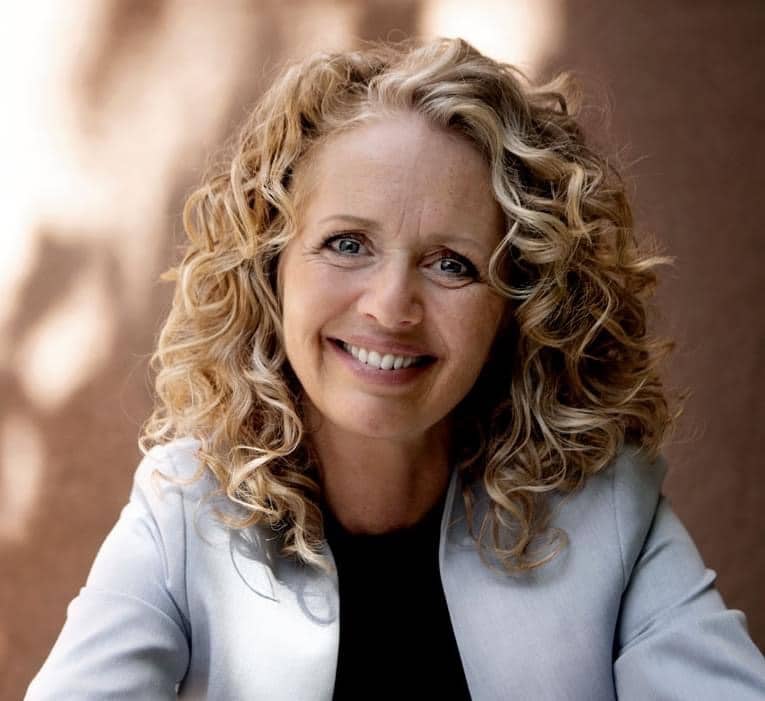 Joy, specialist i permanent makeup, tilbyder støtte og rådgivning til kvinder i kræftforløb