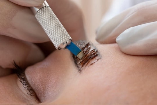 Permanent makeup med microblading – manuel metode med små fine snit i huden