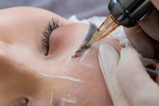 Tæt på nano brows – fine hårstrøg udført med PMU-maskine