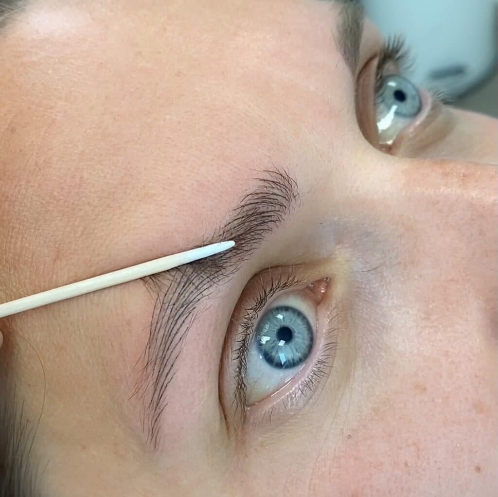 Tæt på resultatet af tatovering af øjenbryn med naturlige hårstrå skabt med nano-teknik