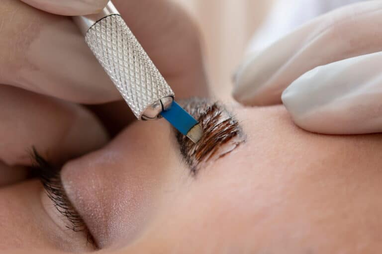 Før og efter permanent makeup bryn