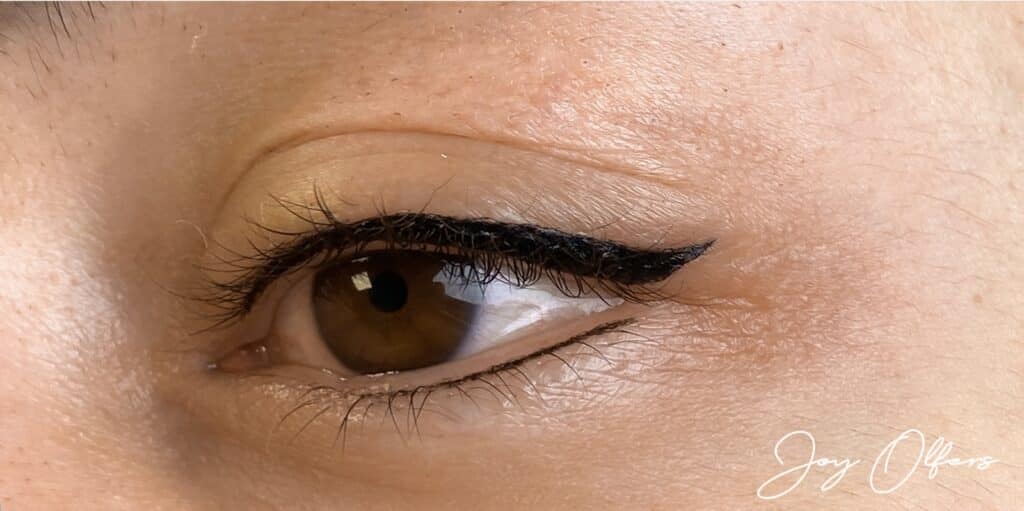 Kvinde med elegant permanent eyeliner med vinge