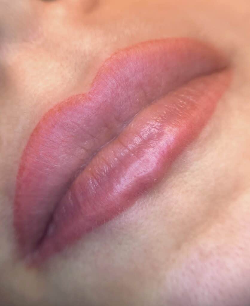 Permanent lipliner fremhæver læbekonturen og giver flotte læber med naturlig definition.