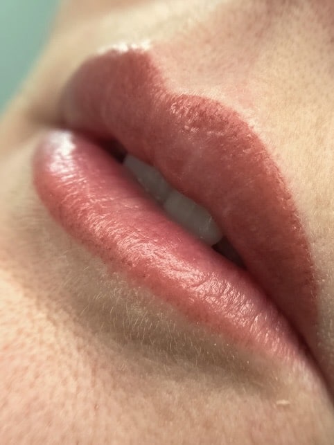 Lipliner med toning giver blød overgang fra kontur til læbefarve og et mere naturligt udtryk.