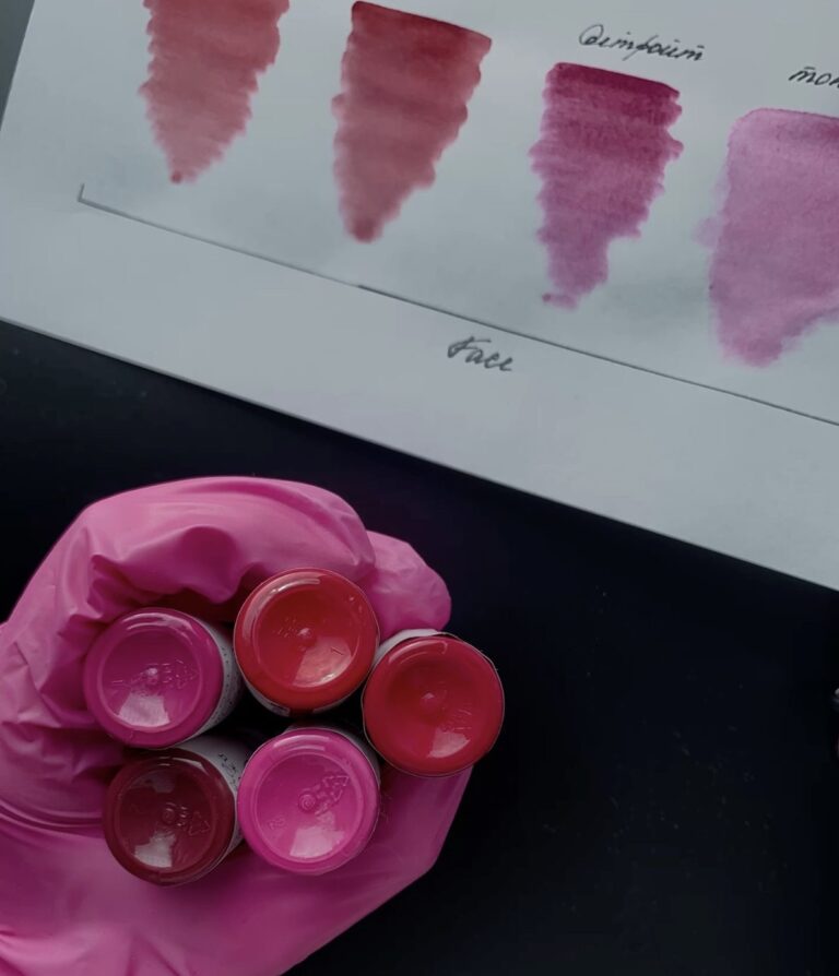 Pigmentfarver til permanent læbe makeup sammen med farveprøver til farvevalg.